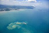 Luftaufnahme der Cape York Halbinsel mit einem Kreuzfahrtschiff vor der Küste entlang der Ostküste von Australien, Queensland, Australien