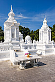 Weiße Strukturen im Wat Suan Dok, Chiang Mai, Provinz Chiang Mai, Thailand