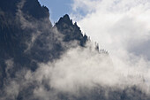Wolken verdunkeln Berggipfel, Mount Rainier National Park, Washington, Vereinigte Staaten von Amerika