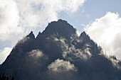 Wolke umgibt Berggipfel, Mount Rainier National Park, Washington, Vereinigte Staaten von Amerika