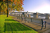 Morrison Bridge über den Willamette River von einer Parkanlage am Wasser aus gesehen, Portland, Oregon, Vereinigte Staaten von Amerika