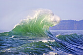 Mächtig brechende Wellen am Cape Kiwanda, Oregon, Vereinigte Staaten von Amerika
