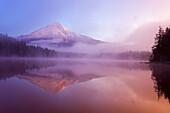 Mount Hood und Nebel über dem Trillium Lake bei Sonnenaufgang, Mount Hood National Forest, Oregon, Vereinigte Staaten von Amerika