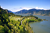 Eisenbahnschienen entlang des Columbia River im Hood River Valley der Columbia River Gorge, Pazifischer Nordwesten, Hood River, Oregon, Vereinigte Staaten von Amerika