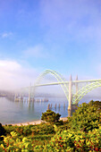 Yaquina Bay Bridge im Nebel in Newport an der Küste von Oregon,Newport,Oregon,Vereinigte Staaten von Amerika