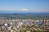 Stadtbild von Portland, Oregon, mit dem Willamette River und einem Blick auf Mount Hood und die Cascade Range in der Ferne, Portland, Oregon, Vereinigte Staaten von Amerika
