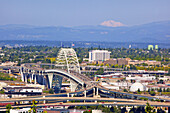 Fremont Bridge (Interstate 405) über den Willamette River in Portland, Oregon, und Mount Tabor entlang der Skyline, Portland, Oregon, Vereinigte Staaten von Amerika