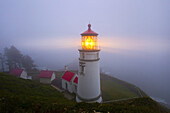 Heceta Head Light beleuchtet im Nebel an der Küste von Oregon, Oregon, Vereinigte Staaten von Amerika