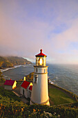 Heceta Head Light beleuchtet im Nebel an der Küste von Oregon,Oregon,Vereinigte Staaten von Amerika