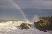 Ein Regenbogen nach einem Regensturm an der Küste von Oregon im Shore Acres State Park, Oregon, Vereinigte Staaten von Amerika