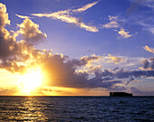 Silhouettierte tropische Insel im glühenden Sonnenuntergang, Bora Bora, Französisch-Polynesien