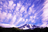 Dramatische Wolken über dem Mount Rainier bei Sonnenaufgang, Mount Rainier National Park, Washington, Vereinigte Staaten von Amerika