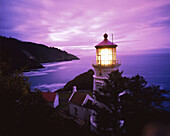 Heceta Head Light beleuchtet in der Abenddämmerung an der Küste von Oregon im Heceta Head State Park,USA,Oregon,Vereinigte Staaten von Amerika