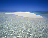 Eine Insel mit weißem Sand, umgeben von klarem, blauem Wasser in einer tropischen Lagune, Cook Islands
