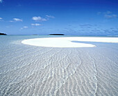 Weiße Sandbank umgeben von türkisfarbenem Wasser und blauem Himmel am Horizont auf den Cookinseln,Cookinseln