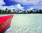Der rote Bug eines Bootes liegt im ruhigen türkisfarbenen Wasser des Südpazifiks auf den Leeward-Inseln, Französisch-Polynesien