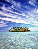 Kleine Insel auf den Cook-Inseln, umgeben von türkisfarbenem Meerwasser, Cook-Inseln