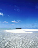 Weißes Sandatoll im Südpazifik mit klarem Meerwasser und kleinen Inseln in der Ferne,Cookinseln