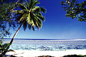 Paradies im Südpazifik mit Palmen an einem weißen Sandstrand und Blick auf den weiten blauen Ozean dahinter,Cookinseln