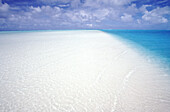 Weißer Sand und türkisfarbenes Wasser mit Blick auf den offenen Ozean, Cookinseln