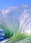 Nahaufnahme des dramatischen Plätscherns einer brechenden Welle am Ufer entlang der Küste von Oregon bei Cape Kiwanda, Pacific City, Oregon, Vereinigte Staaten von Amerika