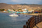 Tauchboot und Strandszene an der Küste Ecuadors, Puerto Lopez, Manabi, Ecuador