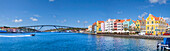 Die Königin-Juliana-Brücke und die malerische Punda-Seite des Hafens von Willemstad, ein nationales Wahrzeichen von Curacao. Drei Bilder wurden für dieses Panorama kombiniert, Willemstad, Curacao, Königreich der Niederlande