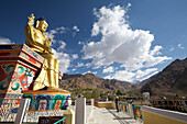 Riesige vergoldete Statue eines sitzenden Buddhas im Likir-Kloster über dem Indus-Tal im Himalaya-Gebirge von Ladakh, Jammu und Kaschmir, Likir, Ladakh, Indien