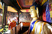 Riesige vergoldete Statue eines sitzenden Buddhas in Shey Gompa und Kloster oberhalb des Indus-Tals in den Himalaya-Bergen von Ladakh, Jammu und Kaschmir, Shey, Ladakh, Indien