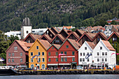 Farbenfrohe Holzhäuser aus der Hansezeit am Kai des Bergener Hafens,Norwegen,Bergen,Norwegen