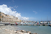 Ein Hafen in der Region Apulien, Italien, an der Straße von Otranto, Otranto, Apulien, Italien