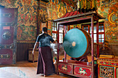 Tibetische buddhistische Mönche beim morgendlichen Puja-Gebetsritual im Kloster der Boudhanath-Stupa in Kathmandu, Nepal, Kathmandu, Kathmandu, Nepal