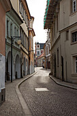 Enge, verwinkelte Kopfsteinpflasterstraßen, Gebäude und Architektur in Kutna Hora,Kutna Hora,Tschechische Republik