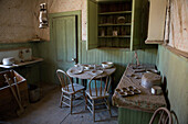 Eine Küche mit Esszimmer in einem verlassenen Haus in Bodie Ghost Town, Bodie State Historic Park, Bridgeport, Kalifornien