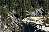Am Gipfel des Taft Point-Wanderwegs machen mehrere Wanderer am Rande einer Klippe, die zum Yosemite Valley führt, eine Pause.,Yosemite National Park,Kalifornien
