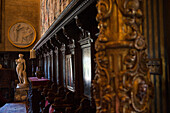 Die Innenwände von Hearst Castle sind mit Chorgestühl, Statuen und kunstvollen Verzierungen geschmückt.,Hearst Castle,San Simeon,Kalifornien