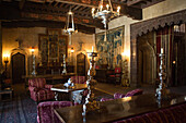 Das Wohnzimmer des Hearst Castle, dekoriert mit Möbeln, Wandteppichen, Kunstwerken, verzierten Kerzen und Beleuchtungskörpern,Hearst Castle,San Simeon,Kalifornien