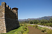 Die Architektur des Castello di Amorosa, eines Weinguts im Napa Valley, das wie ein Schloss gestaltet ist.,Silverado Trail,Napa Valley,Kalifornien