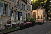 Eine ruhige Straße mit einem Restaurant im Zentrum von Chartres,Chartres,Frankreich