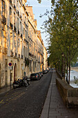 Eine schmale Straße in der Ile Saint Louis, entlang der Seine, Paris, Frankreich