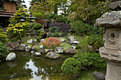 Ein malerischer Blick auf einen Teich, einen Steingarten, Skulpturen und japanische Architektur im Japanischen Teegarten von San Francisco,Japanischer Teegarten,San Francisco,Kalifornien