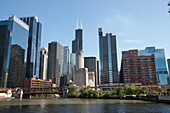 Chicagos Gebäude und Wolkenkratzer erheben sich über den Chicago River,Chicago,Illinois