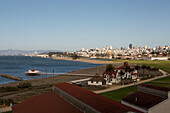 Blick auf den San Francisco Bay Trail, Crissy Field und die Innenstadt von San Francisco, San Francisco Bay, San Francisco, Kalifornien