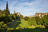 Stadtbesucher sitzen in den Princes Street Gardens im Stadtzentrum von Edinburgh,Schottland,Edinburgh,Schottland