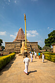 Gangaikonda Cholapuram, Tempel im dravadischen Stil der Chola-Ära, mit Nandi-Stier-Statue und Fahnenmast, Tamil Nadu, Indien