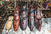 Masken aus geschnitztem Holz und Muscheln auf dem Markt im Dorf Mendam, im Sepik-Flussdelta, Papua-Neuguinea, Mendam, Ostsepik-Provinz, Papua-Neuguinea