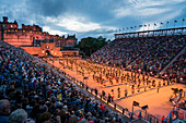 Dudelsackspieler und eine Marschkapelle spielen beim Military Tattoo im Edinburgh Castle in Edinburgh, Schottland, Edinburgh, Schottland