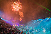 Dudelsackspieler und eine Marschkapelle spielen beim Military Tattoo mit Feuerwerk und Lasern in Edinburgh Castle in Edinburgh,Schottland,Edinburgh,Schottland