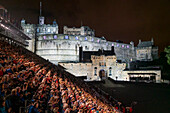 Gäste besuchen das Military Tattoo in Edinburgh Castle in Edinburgh,Schottland,Edinburgh,Schottland