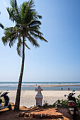 Ashwem Beach mit Palme und christlichem Kreuz in Nord-Goa, Indien, Ashwem, Goa, Indien